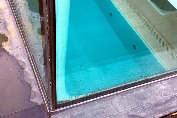 Evidence of neoprene seals deteriorating externally