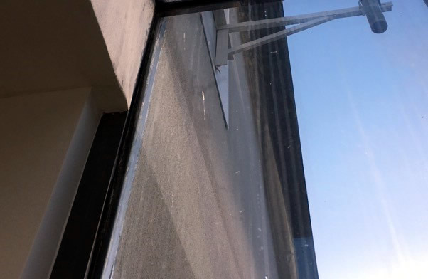 Damp penetration to front right corner of the glazed structure